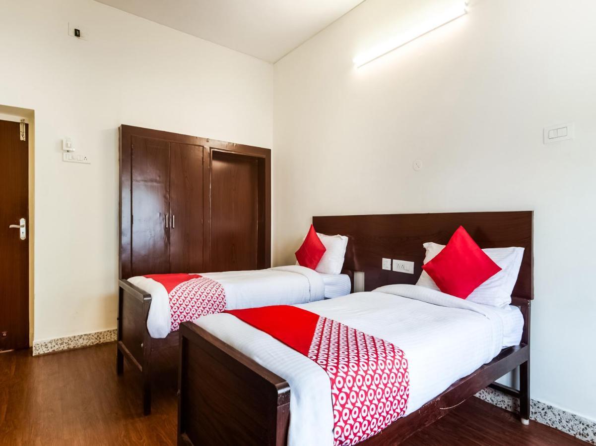 Oyo 76129 Rk Inn คุนตูร์ ภายนอก รูปภาพ